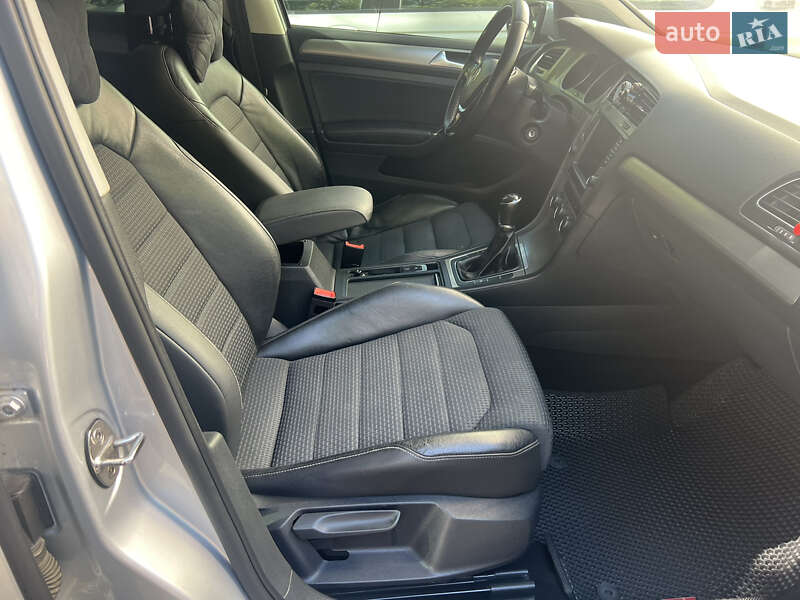Универсал Volkswagen Golf 2014 в Черновцах