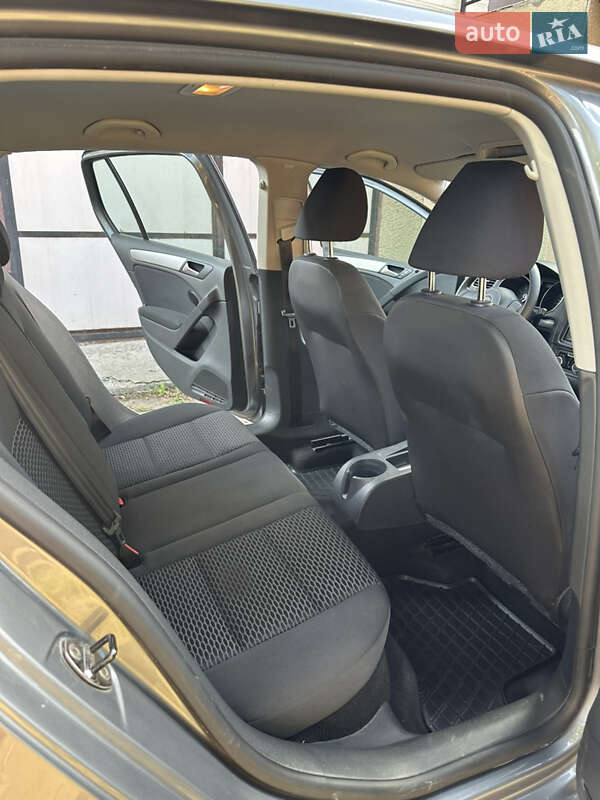 Хетчбек Volkswagen Golf 2011 в Сторожинці