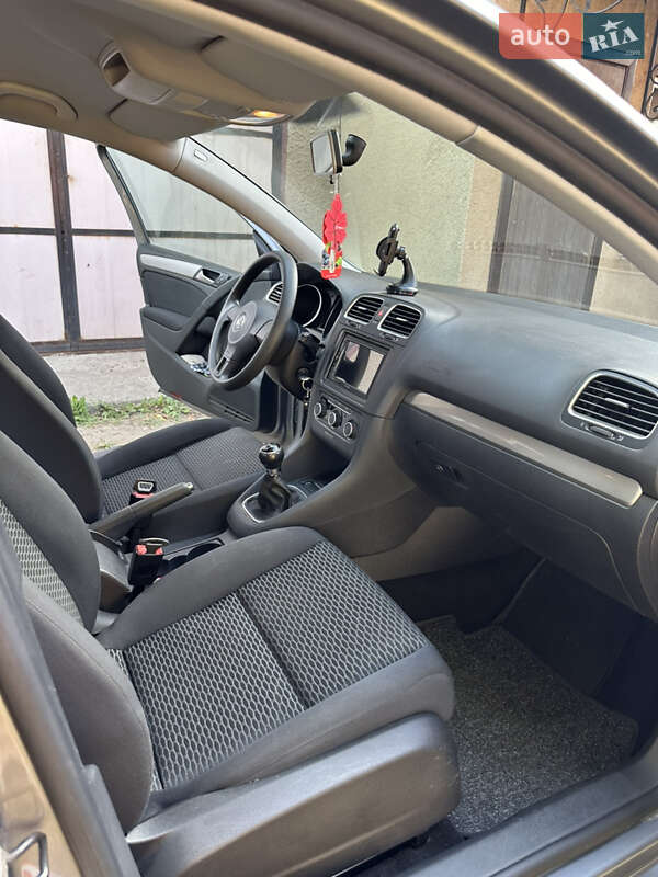 Хетчбек Volkswagen Golf 2011 в Сторожинці