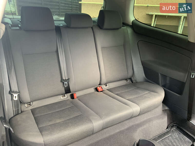 Хетчбек Volkswagen Golf 2004 в Києві