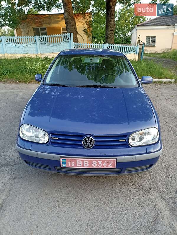 Хетчбек Volkswagen Golf 2002 в Гощі