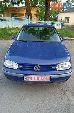 Хетчбек Volkswagen Golf 2002 в Гощі