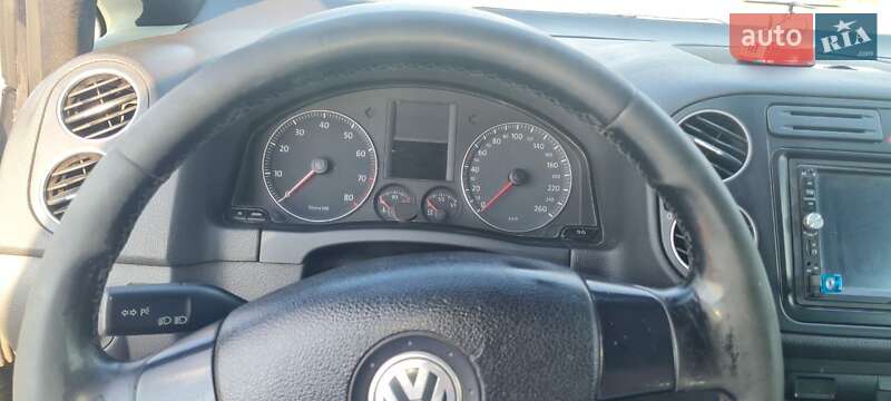 Хэтчбек Volkswagen Golf 2005 в Краснограде