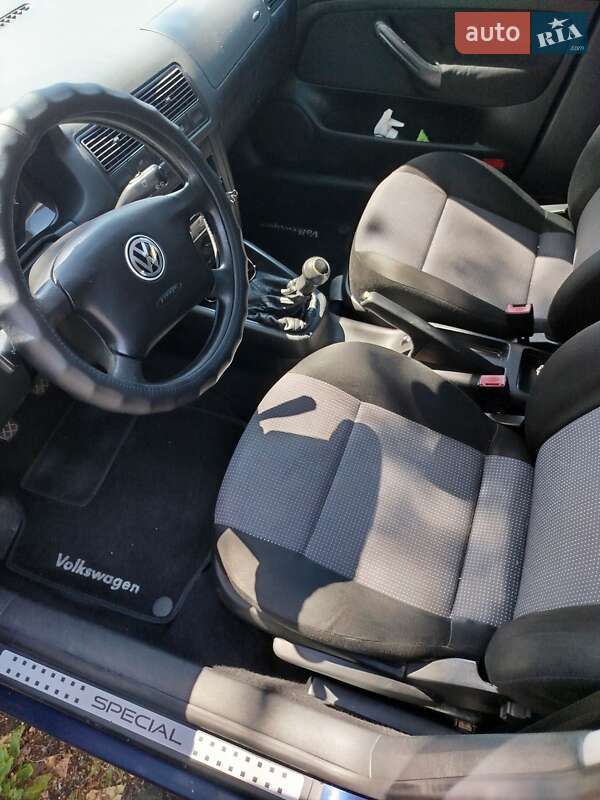 Хэтчбек Volkswagen Golf 2002 в Буче