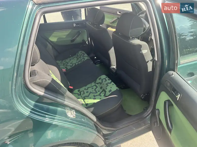 Хетчбек Volkswagen Golf 1998 в 