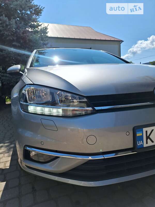 Хетчбек Volkswagen Golf 2019 в Сваляві