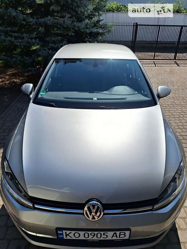 Хетчбек Volkswagen Golf 2019 в Сваляві