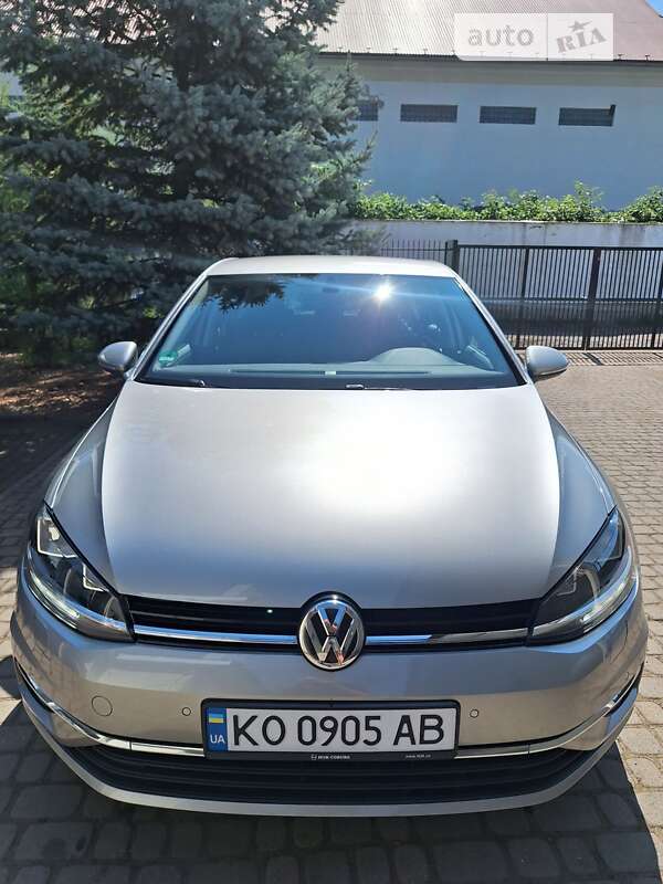 Хетчбек Volkswagen Golf 2019 в Сваляві