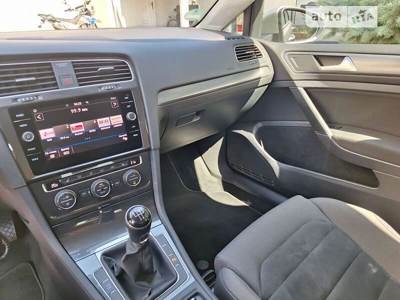 Хетчбек Volkswagen Golf 2019 в Сваляві