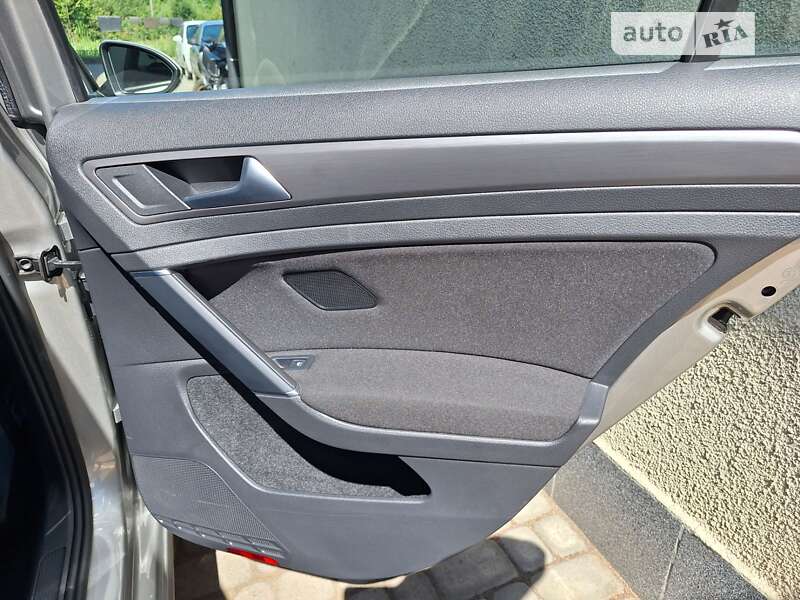 Хетчбек Volkswagen Golf 2019 в Сваляві