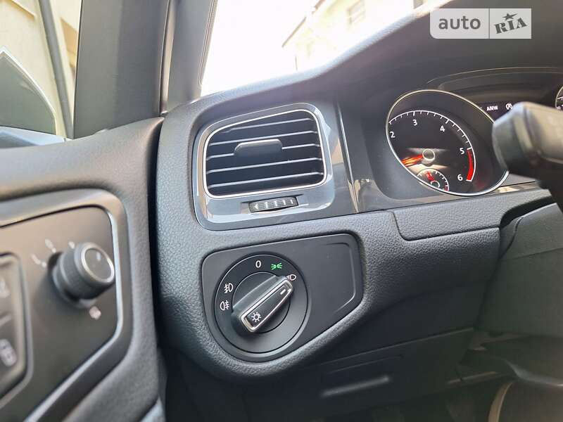 Хетчбек Volkswagen Golf 2019 в Сваляві