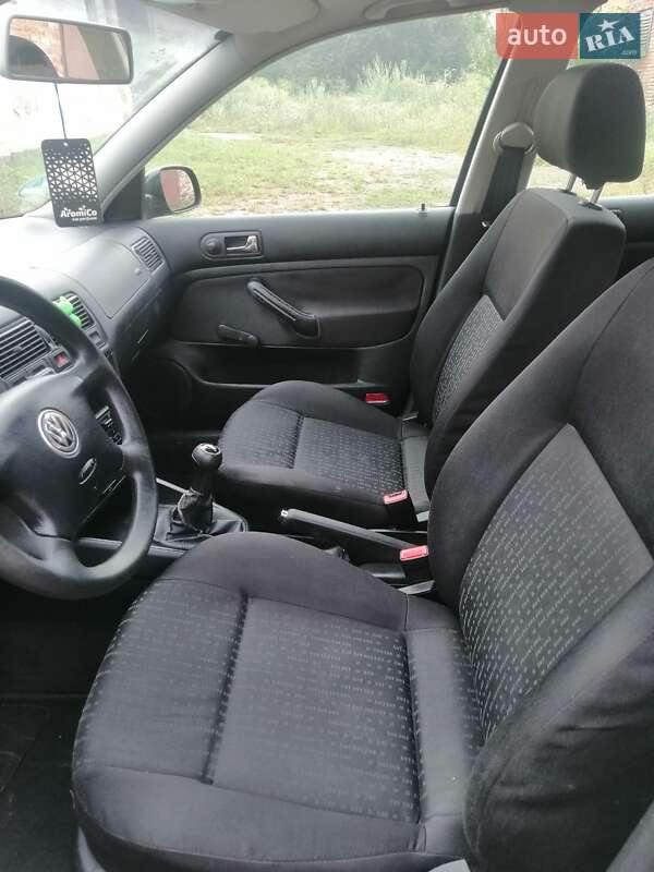 Хэтчбек Volkswagen Golf 2001 в Гоще