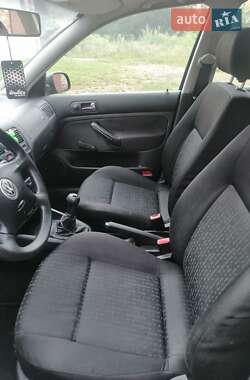 Хэтчбек Volkswagen Golf 2001 в 