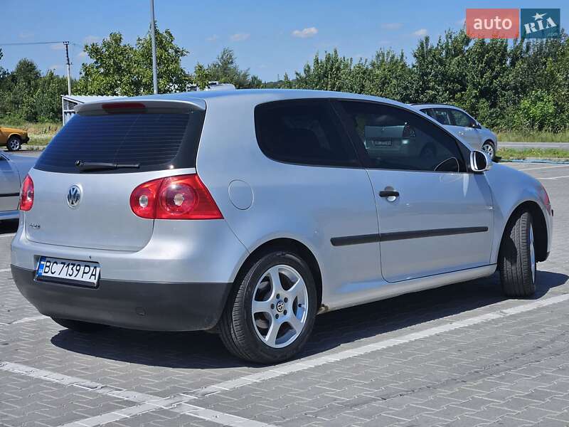 Хетчбек Volkswagen Golf 2004 в Львові