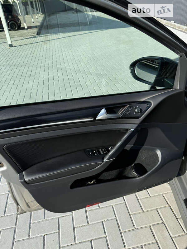 Хэтчбек Volkswagen Golf 2013 в Киеве