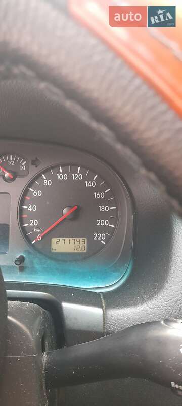 Хэтчбек Volkswagen Golf 2003 в Черновцах