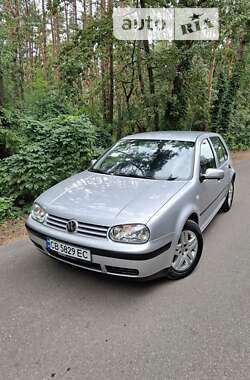 Хэтчбек Volkswagen Golf 2002 в Киеве