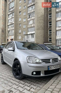 Хэтчбек Volkswagen Golf 2005 в 
