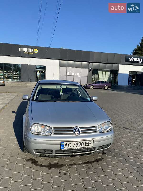 Хетчбек Volkswagen Golf 2003 в Тячеві