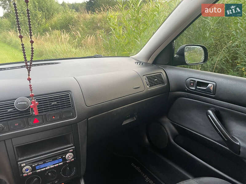 Хэтчбек Volkswagen Golf 2002 в Львове