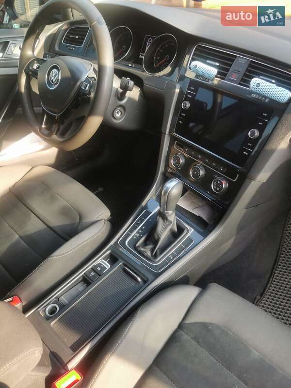 Універсал Volkswagen Golf 2017 в Житомирі