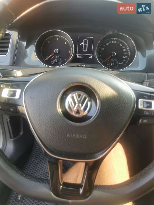 Універсал Volkswagen Golf 2017 в Житомирі