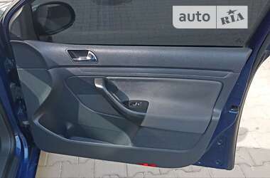 Хэтчбек Volkswagen Golf 2005 в 