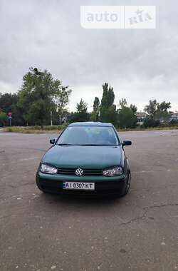 Хэтчбек Volkswagen Golf 2000 в 