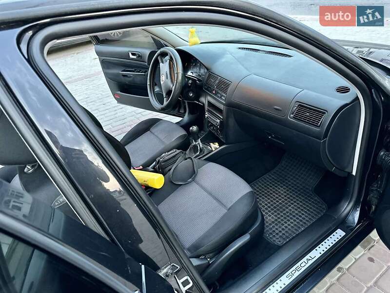 Хэтчбек Volkswagen Golf 2001 в Локачах