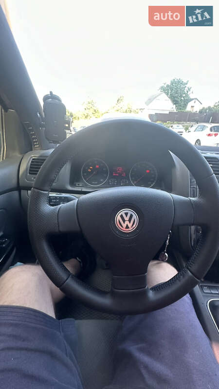 Хетчбек Volkswagen Golf 2005 в Києві