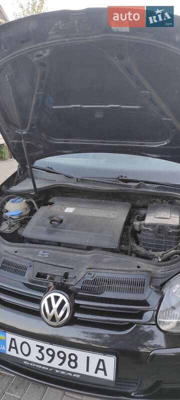 Хэтчбек Volkswagen Golf 2003 в Ужгороде