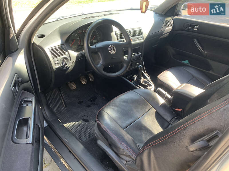 Хэтчбек Volkswagen Golf 2002 в Черновцах