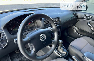 Хетчбек Volkswagen Golf 2001 в Харкові