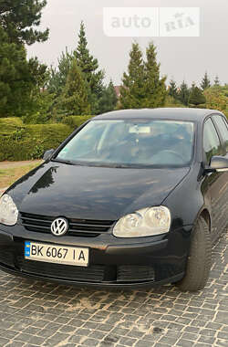 Хэтчбек Volkswagen Golf 2003 в Сарнах