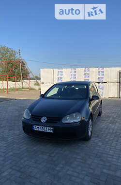 Хэтчбек Volkswagen Golf 2003 в Попельне