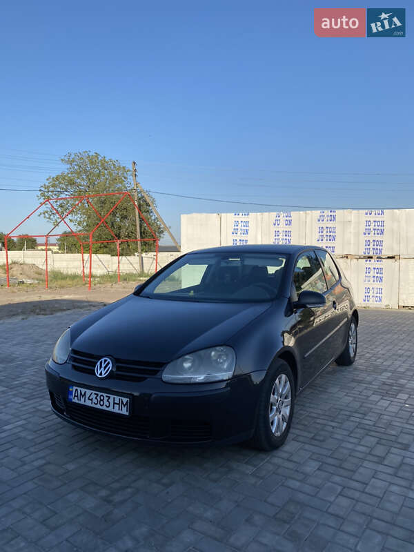 Хэтчбек Volkswagen Golf 2003 в Попельне