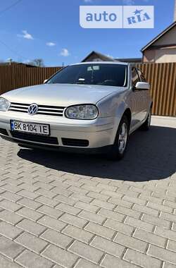 Хетчбек Volkswagen Golf 2000 в Гощі