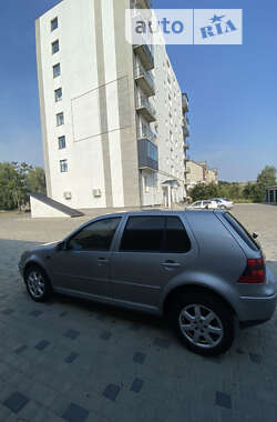 Хетчбек Volkswagen Golf 2002 в Березному