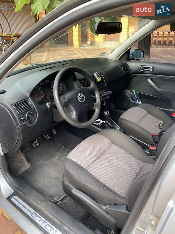 Хэтчбек Volkswagen Golf 2001 в Клесовом