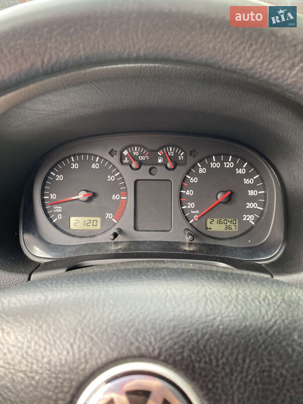 Хэтчбек Volkswagen Golf 2001 в Клесовом