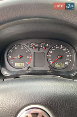 Хэтчбек Volkswagen Golf 2001 в 