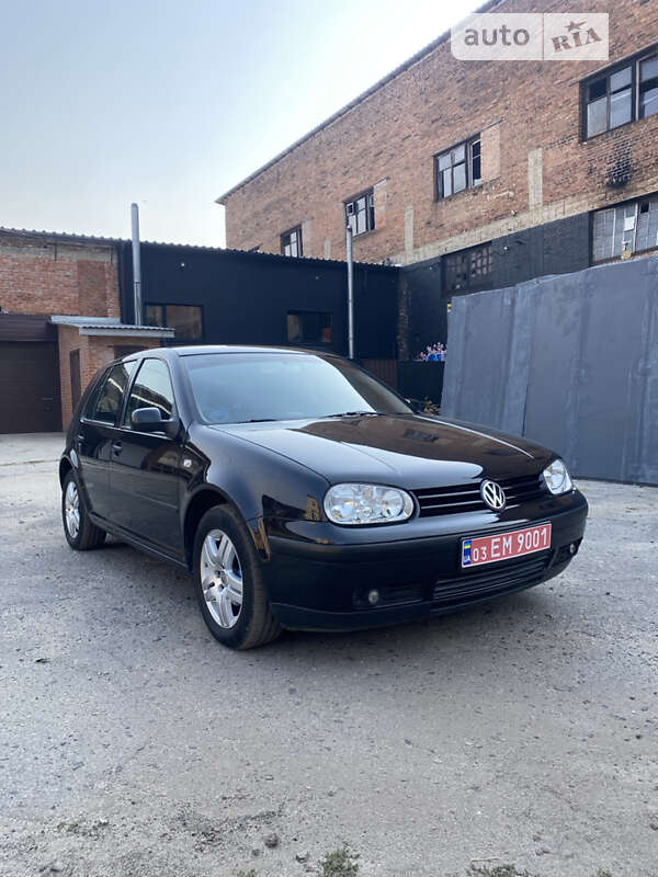 Хетчбек Volkswagen Golf 2001 в Охтирці