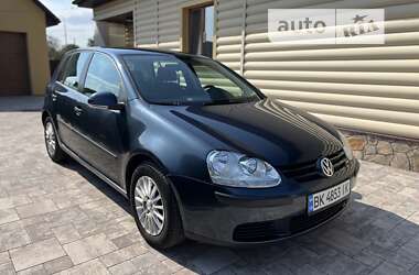 Хетчбек Volkswagen Golf 2005 в Сарнах