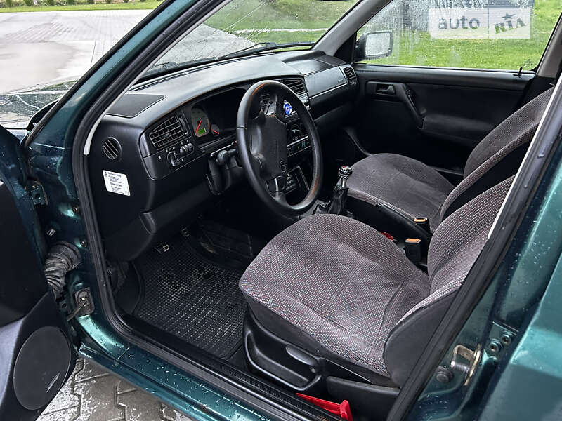 Хэтчбек Volkswagen Golf 1996 в Оброшином