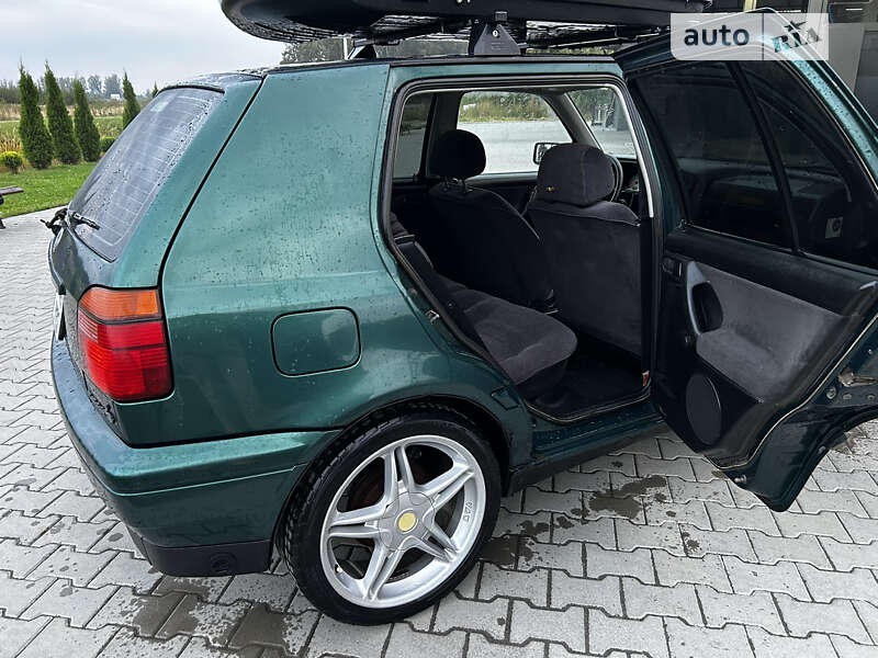 Хэтчбек Volkswagen Golf 1996 в Оброшином