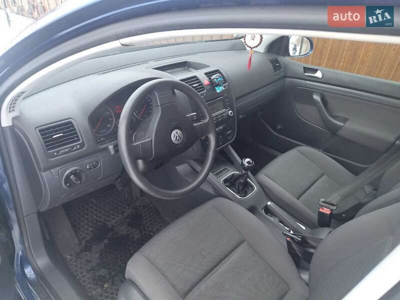 Хэтчбек Volkswagen Golf 2005 в Овруче