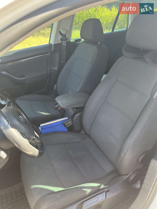 Універсал Volkswagen Golf 2011 в Чернігові