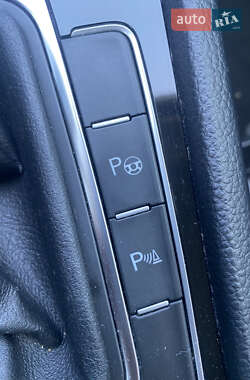 Хэтчбек Volkswagen Golf 2012 в 