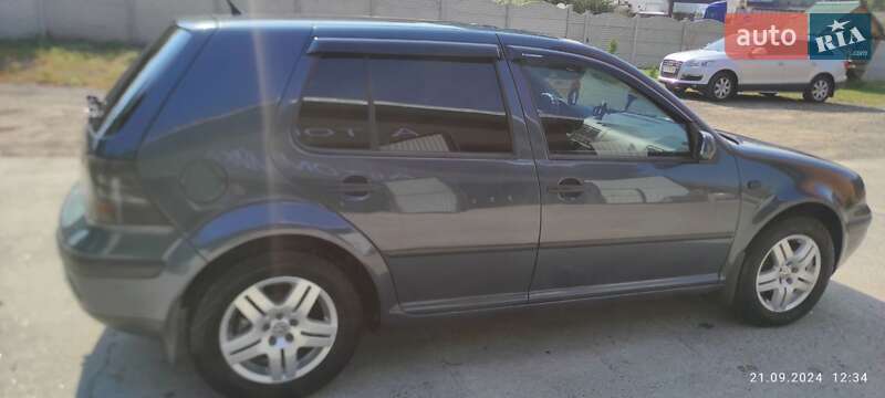 Хэтчбек Volkswagen Golf 2002 в Гайсине