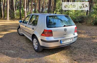 Хетчбек Volkswagen Golf 2001 в Житомирі